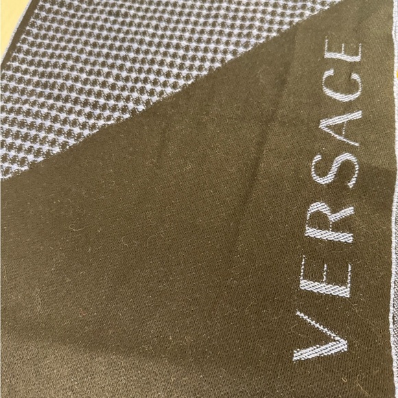 100% WOOL VERSACE  30X78 MEDUSA Black/Grey SCARF/SHAWL ITALY. - Picture 10 of 12